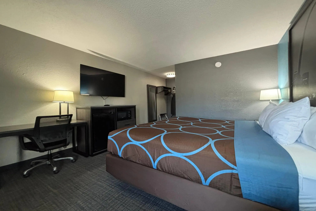 Super 8 by Wyndham Belleville St. Louis Area