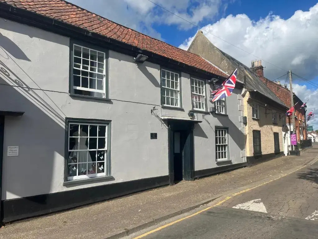 Stylish Historic Apartment - Sleeps 3 & Parking