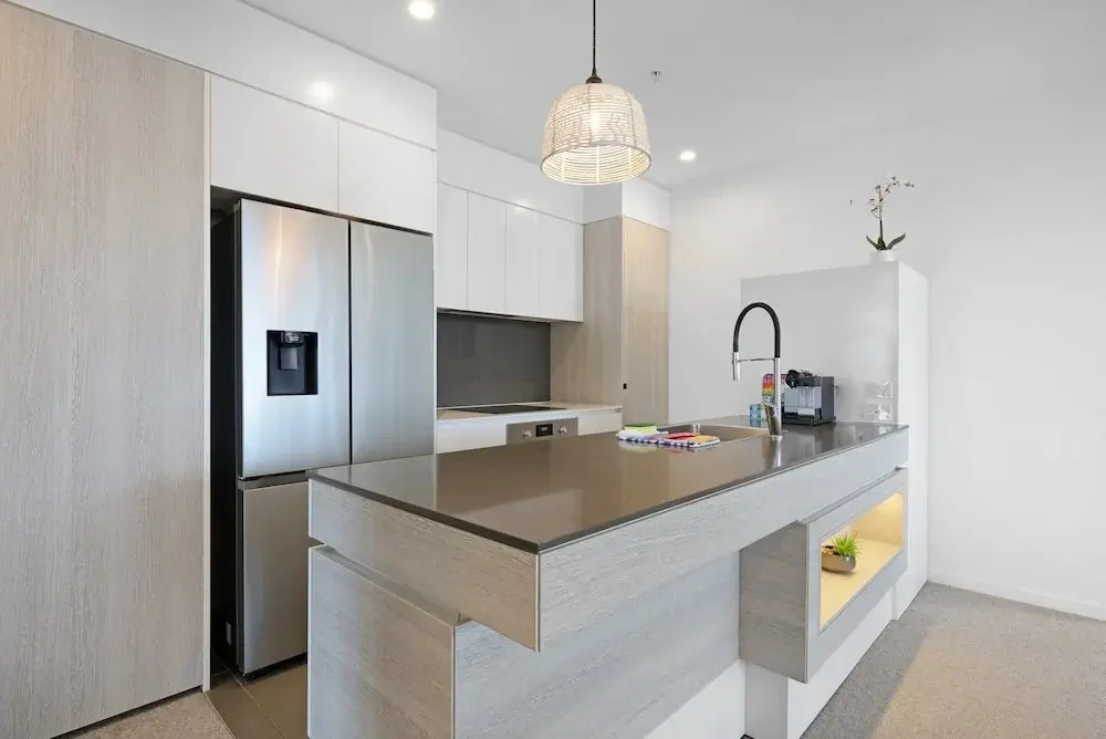 Luxe Beachfront 2-bed With Gym, Pool & Views