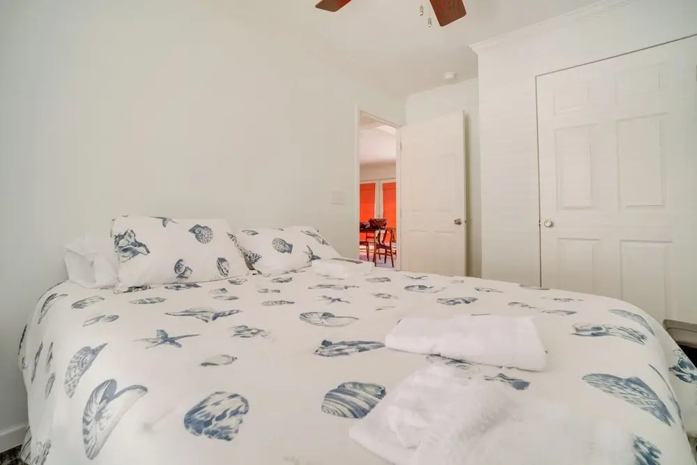 Charleston Home w/ Porch - 3 Mi to Folly Beach!