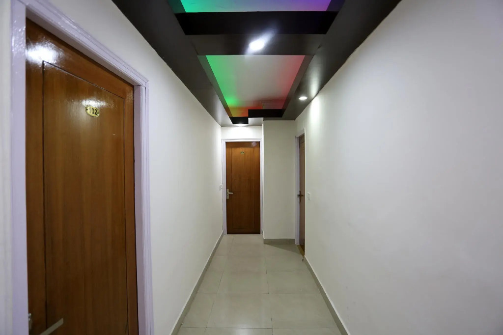 OYO 27838 R L Palace Hotel