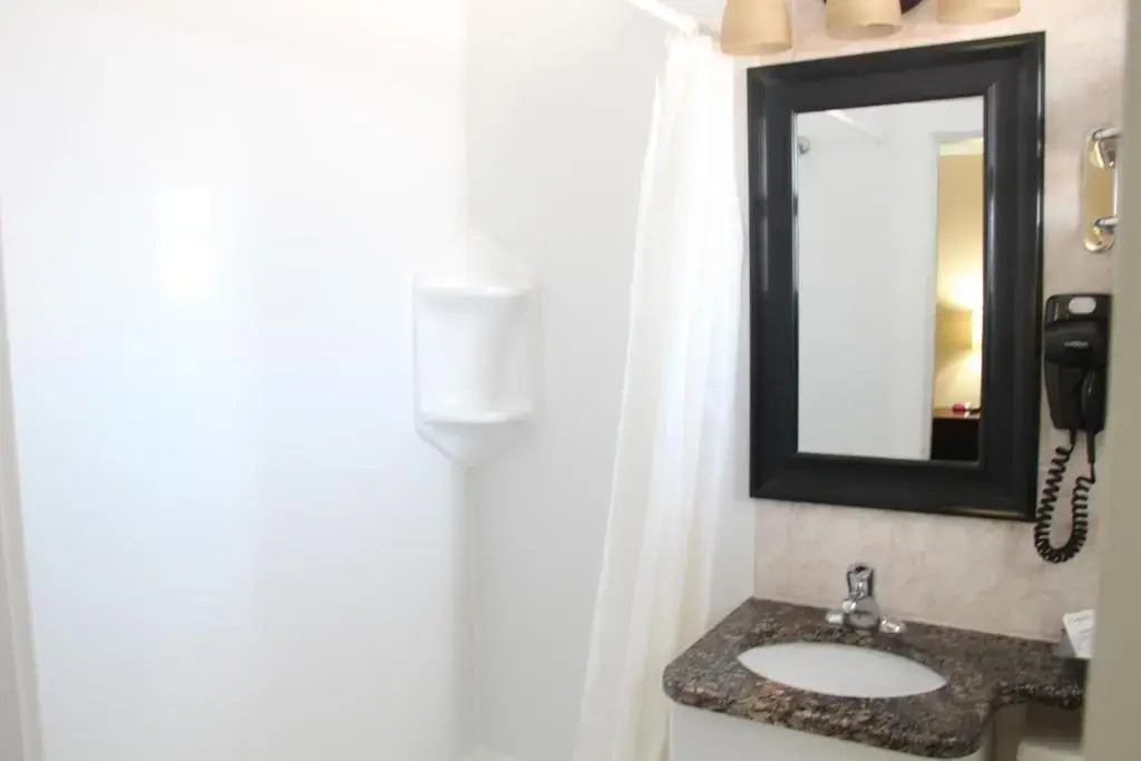 Perth Plaza Inn & Suites