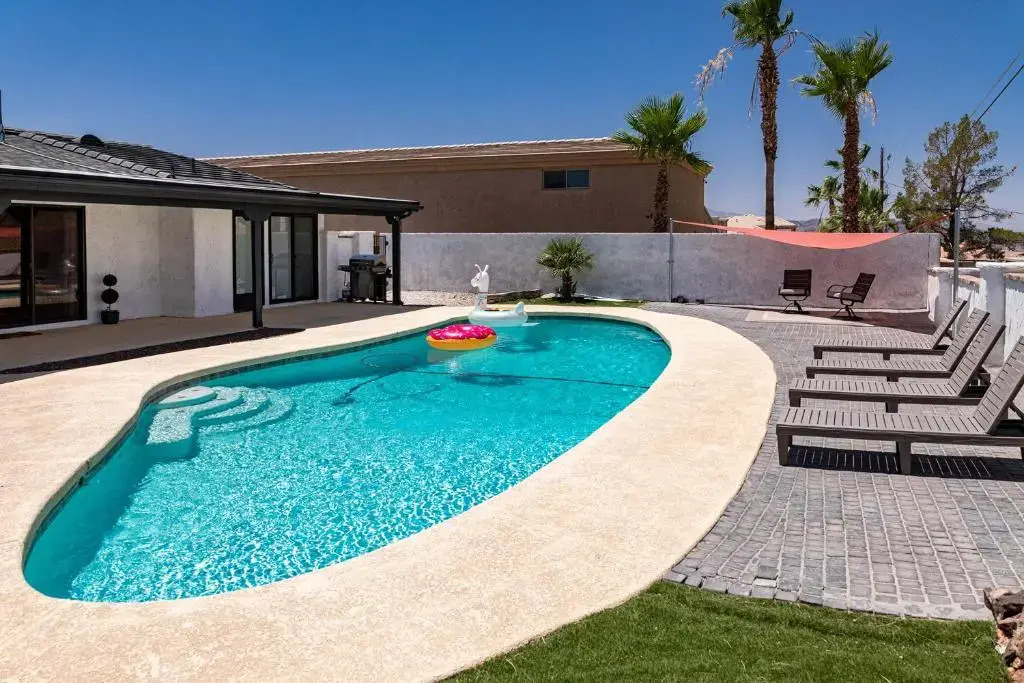 NEW - Havasunny Stay - Sleeps 16, Pool, Spa, Game Room, Fire Pit, Sunsets, Near Lake