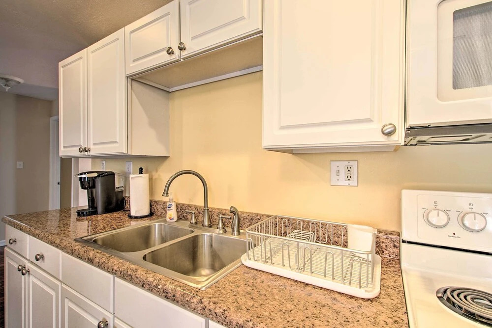 Cottage w/ Yard, Walk to Historic Attractions