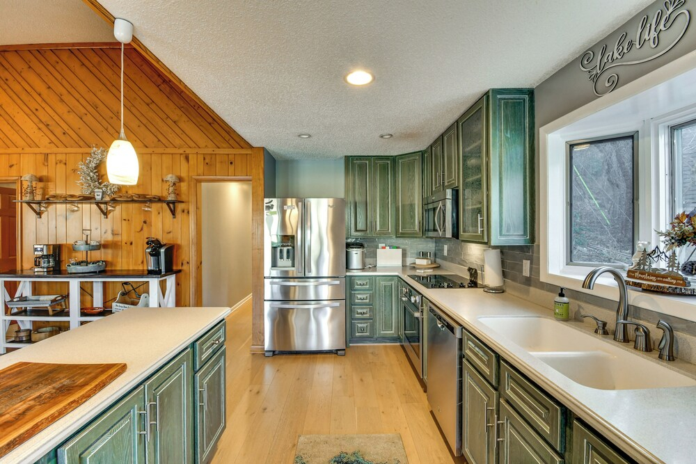Hot Tub + Mtn Views! Rumbling Bald Resort Cabin