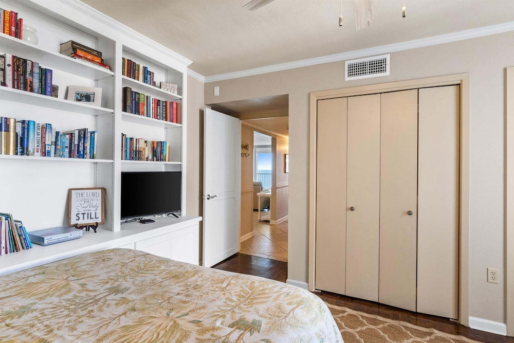 Shoreline Towers 1115 2 Bedroom Condo