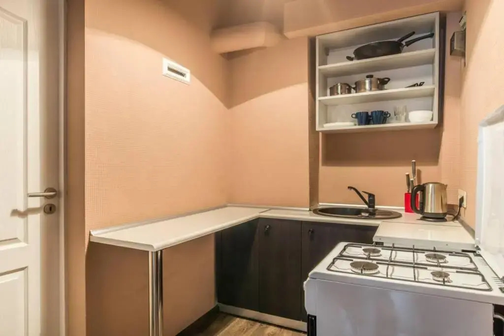 Self check in/out. 5 can stay. Free parking. Close to the city center.
