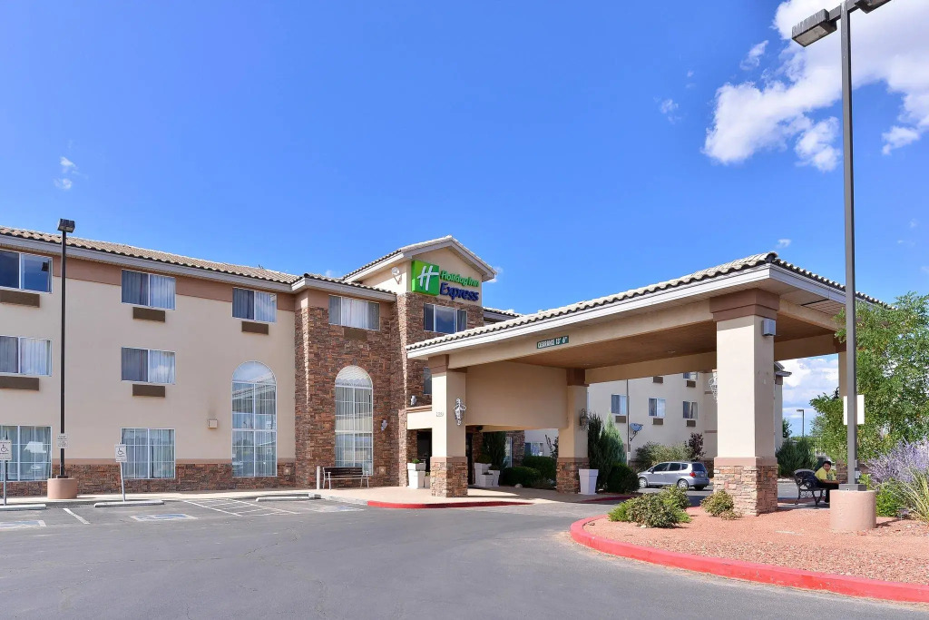 Holiday Inn Express & Suites Farmington Bloomfield by IHG