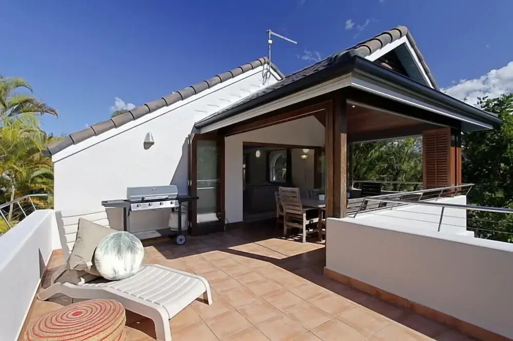 Clarkes Beach Villa - steps to beach & Byron town