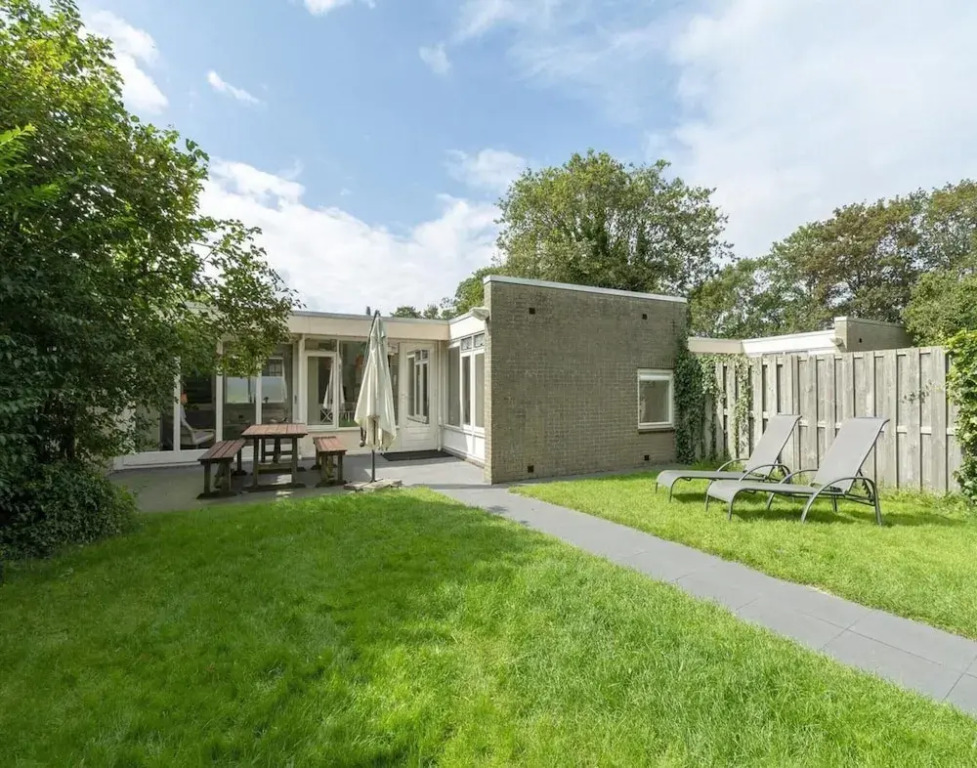 Beautiful, Modernly Furnished Bungalow at Walking Distance From the Beach