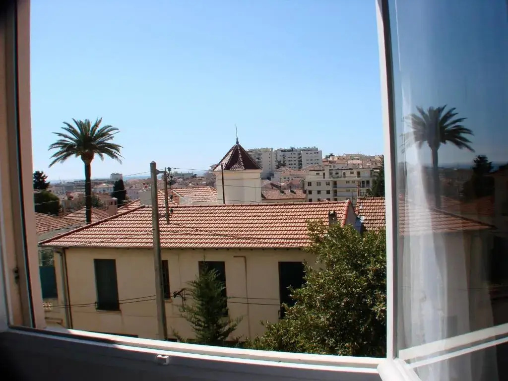 Stunning views from this lovely one bedroom apartment in Cannes only a short walk from the Palais 479