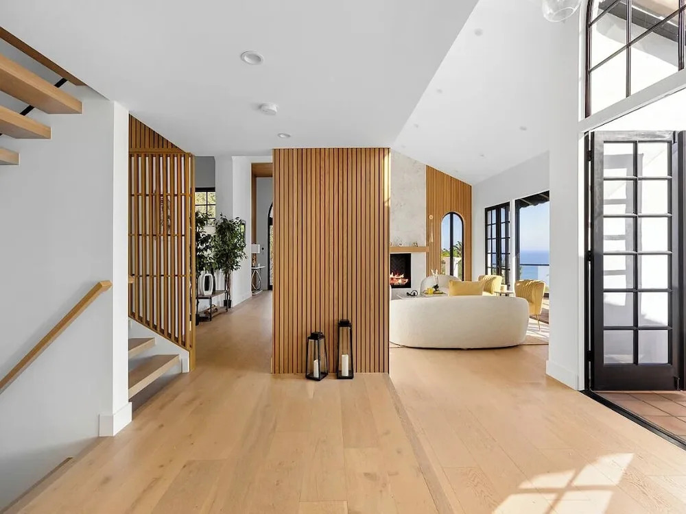 Villa Costera - Tree-lined Tranquility: 3-level Entertainer's Dream
