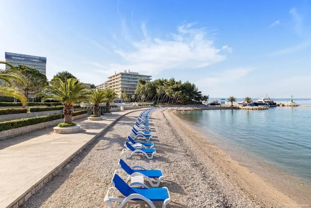 A6 Beachfront apt With big Terrace and sea View