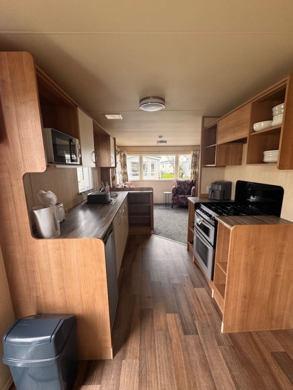 2 Bed Caravan - Sleeps 6 - Pet Friendly, Parking