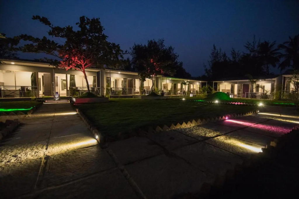 Treebo Lands End Beach Resort - 100m From Morjim Beach