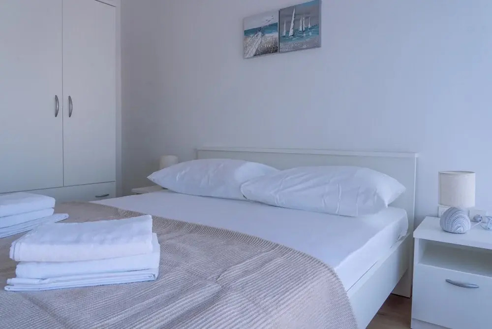 Spacious apt few min Walk to old Town and Beach
