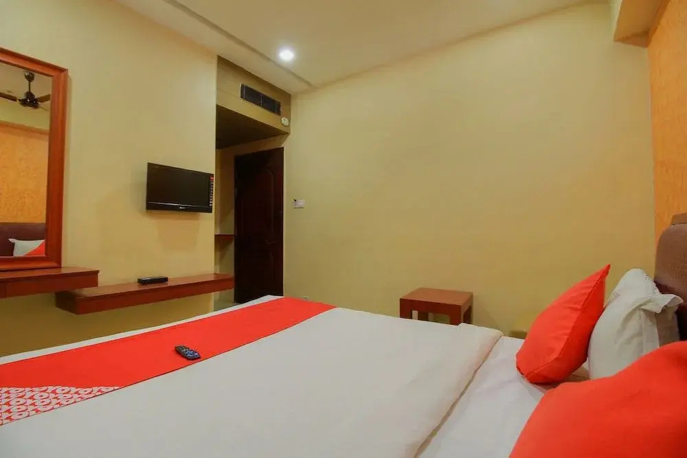 OYO 11585 Hotel Shreenithi