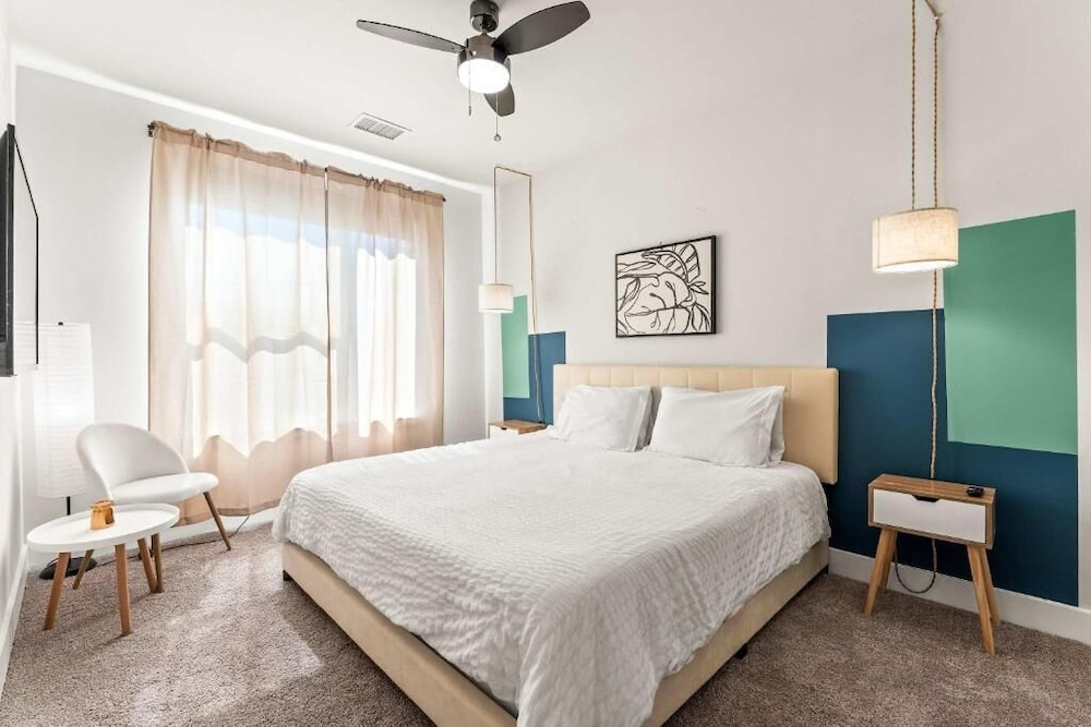 Virelli Apartments Upscale King Suite in the Heart of Orlando w Pool