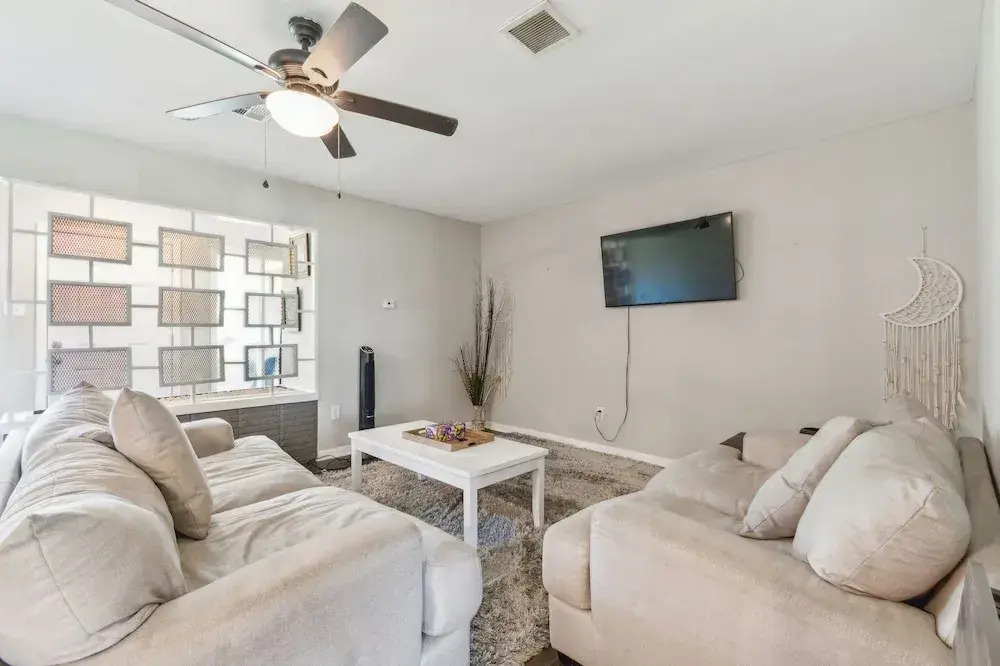 Uptown Serenity Quiet Neighborhood 3 Bedroom Home by RedAwning
