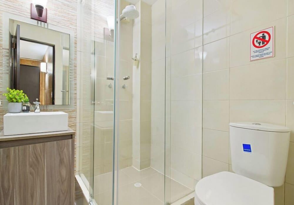 5 Bedroom - 1 Block from Lleras - P2