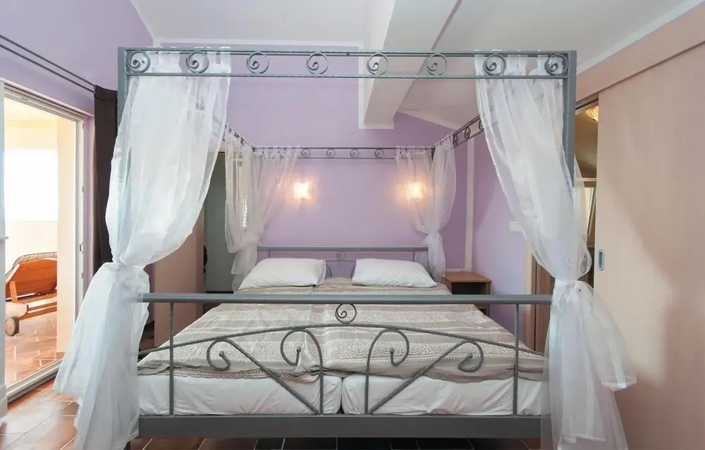 Beautiful Home in Supetarska Draga With Sauna, Wifi and 4 Bedrooms