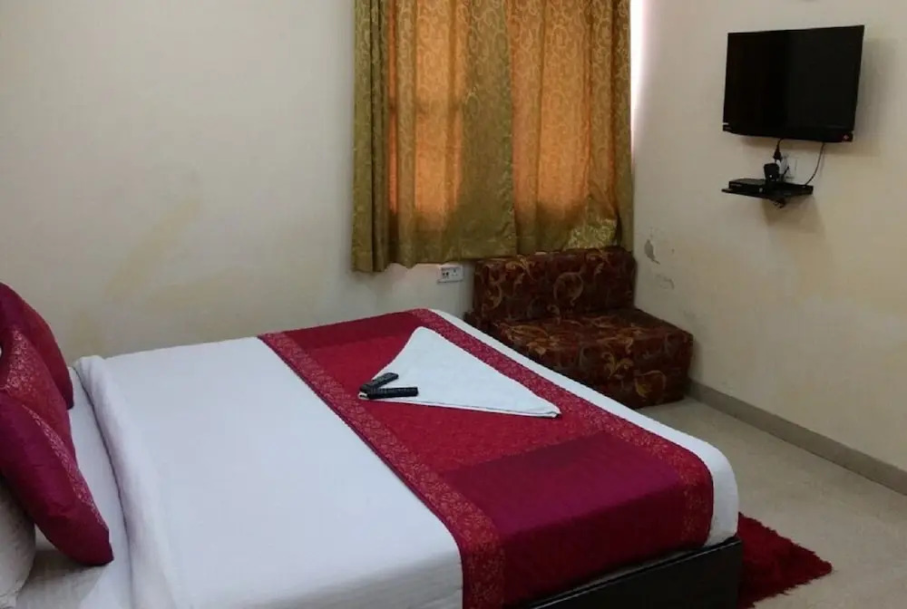 HOTEL SR PALACE, 5 mins from IGI & Domestic Airport Delhi