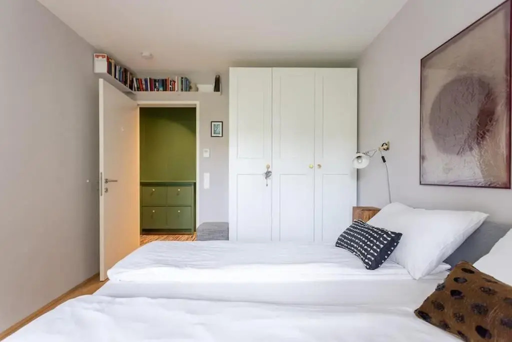 Dream Apartment - central and quiet with AC and free parking garage