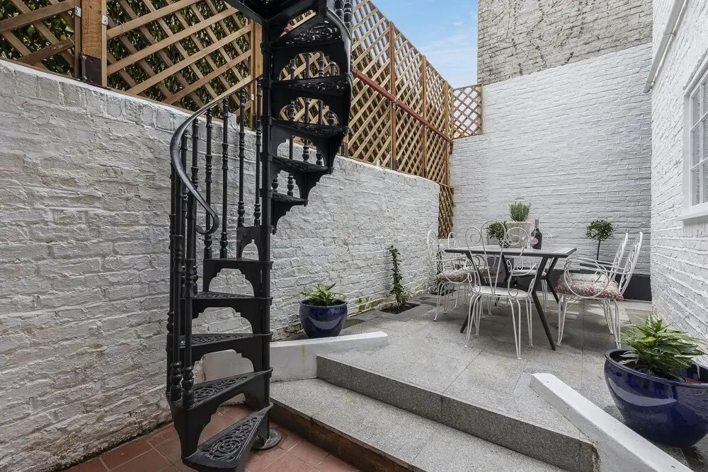 JOIVY Gorgeous 3-bed maisonette in Westbourne Green with patio