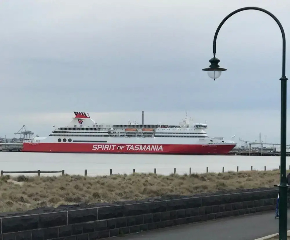 StayCentral - Spacious Seaviews Port Melbourne