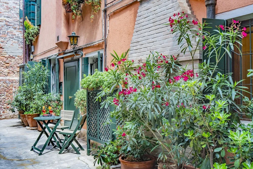 Lo Squero 1 the Secret Courtyard in Dorsoduro