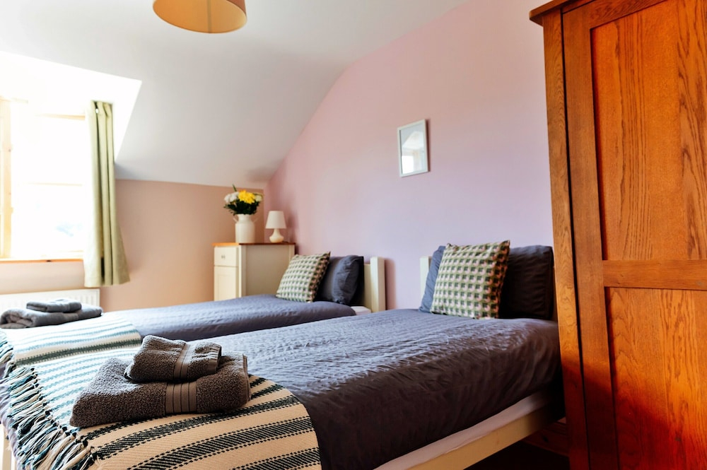 Spacious Cottage in Rhydyfelin, No Deposit