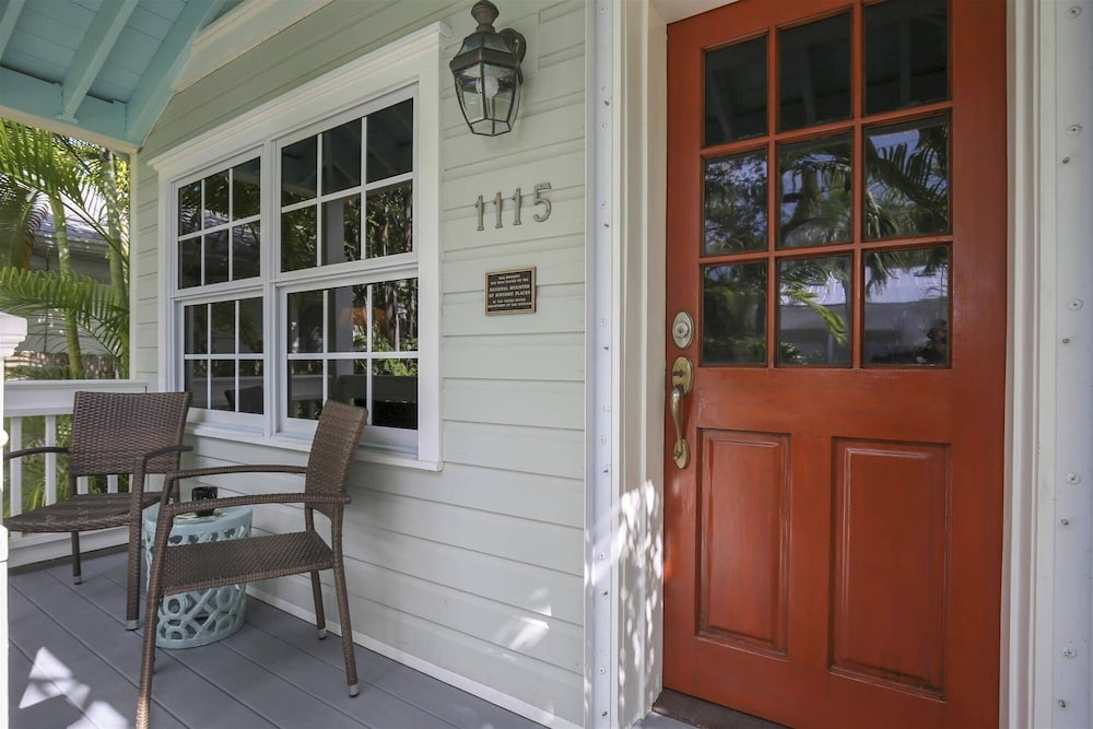 Paradise Palms by Avantstay Great Location w/ Outdoor Dining, BBQ Close to Higgs Beach Month Long Stays