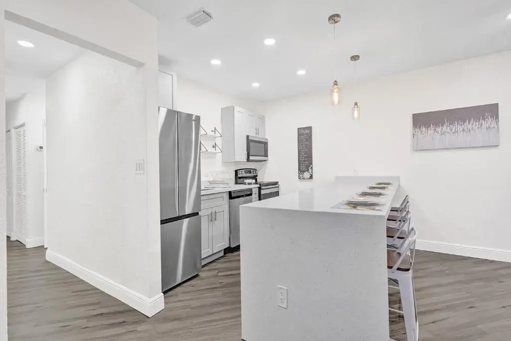 BRAND NEW 4Bed/2Bath - Renovated Luxury Stay