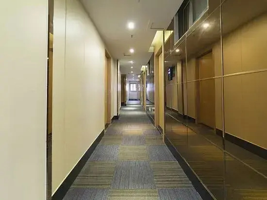 Yayue Hotel (Nanjing East Road Pedestrian Street)