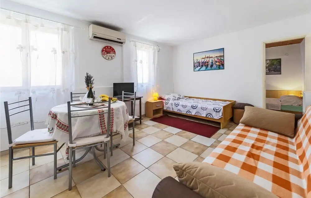 1 Bedroom Beautiful Home In Pula