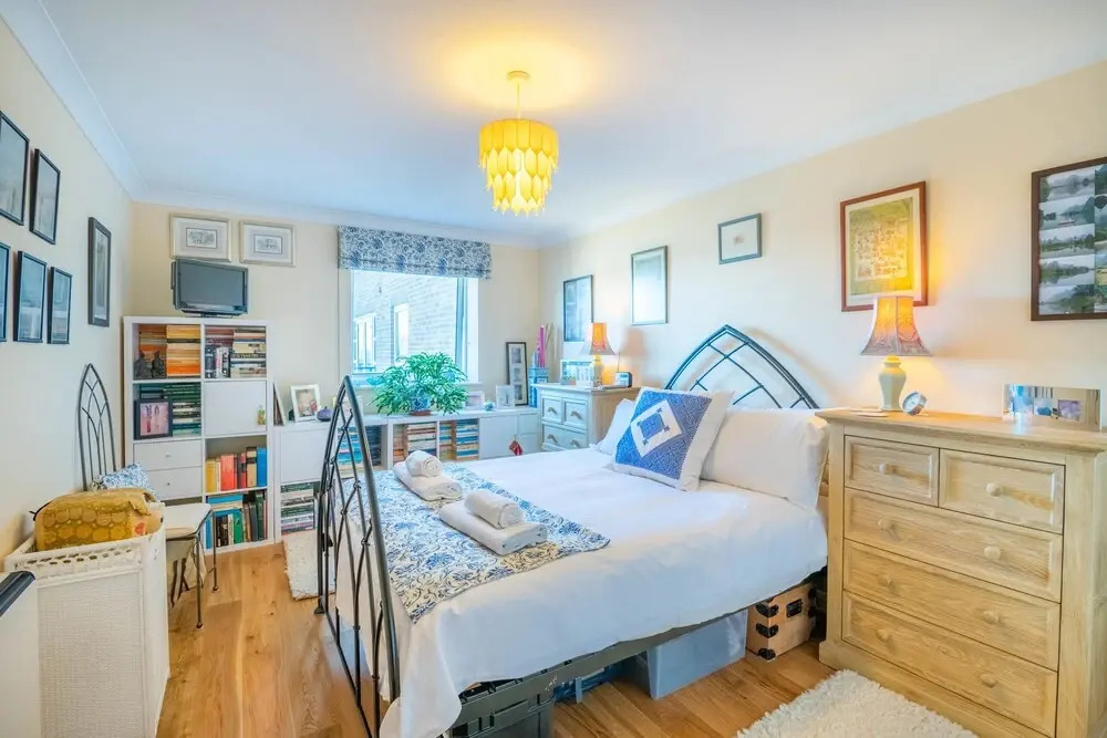 Delightful Wapping Home with Stunning River Views