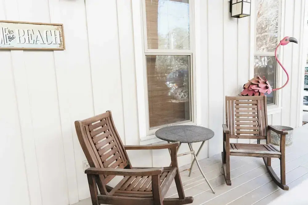 5 Mins to Beach, Shared Pool, Covered Deck, Bikes Heron Cottage by Avantstay