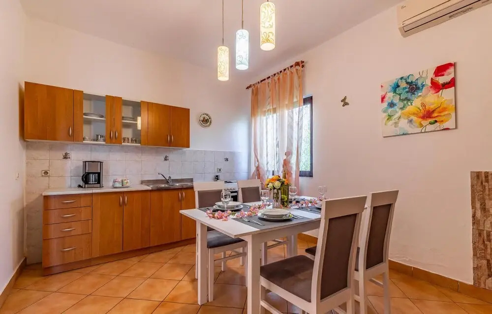 Stunning Home in Liznjan With Wifi and 2 Bedrooms
