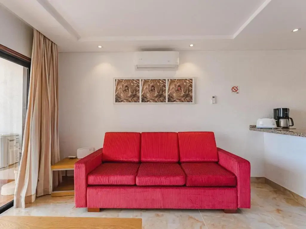 349 ROYAL PARK ALBATROS POOL, TERRACE and AC