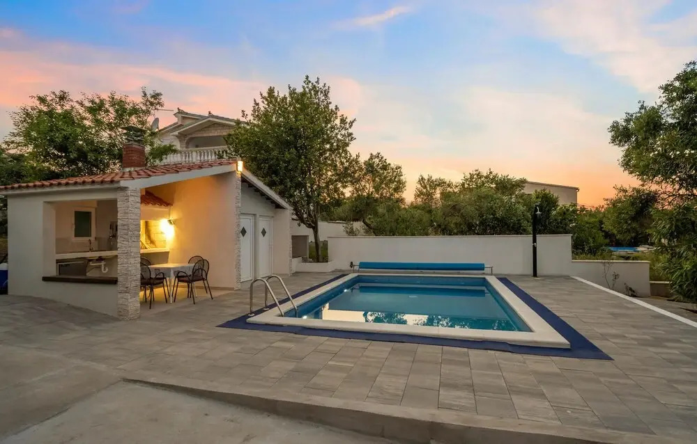 2 Bedroom Nice Home In Betina
