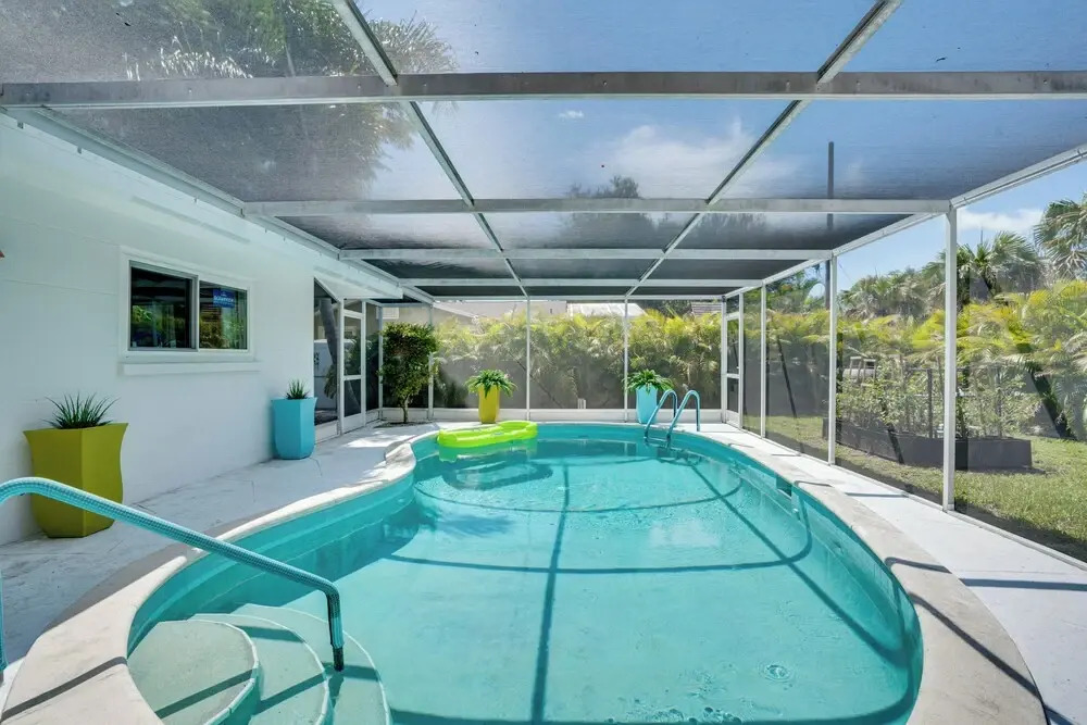 Lanai & Pet Friendly! Retro-chic Sarasota Home!