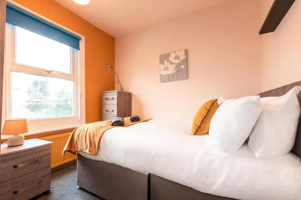 6 bed Residential home with Parking