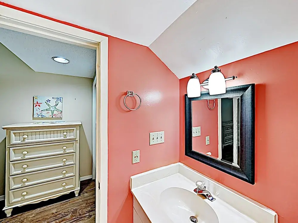 New Listing! Kingston Plantation W/ 5 Pools! 3 Bedroom Condo