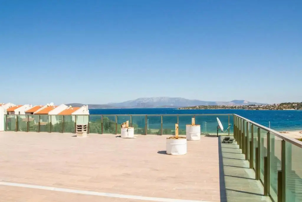 Superb Flat near Sea with Shared Pool in Cesme