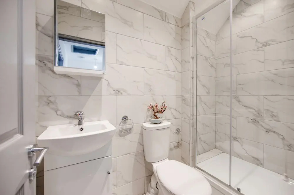 4 Bed - Sleeps 6 - Private Garden - Free Parking