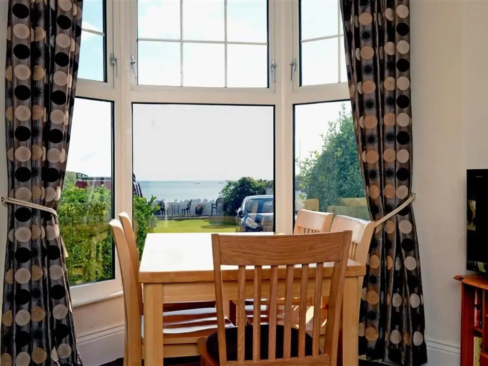Lovely Apartment Right on the sea in Saundersfoot, With Beautiful Window bay