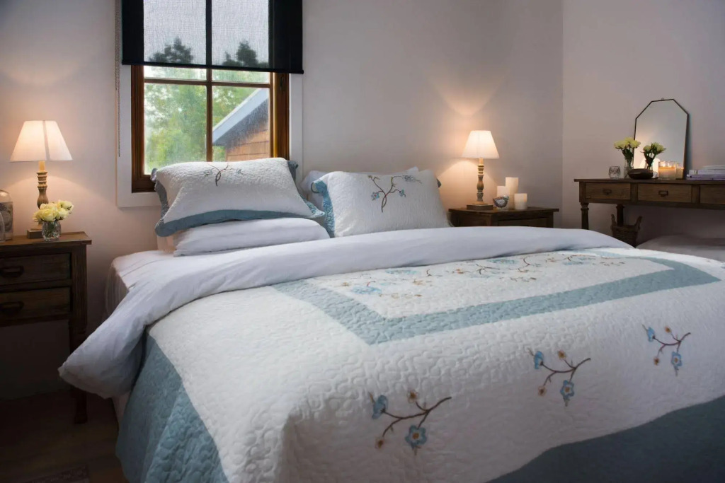 French Cottage- 2 bedrooms with huge spa