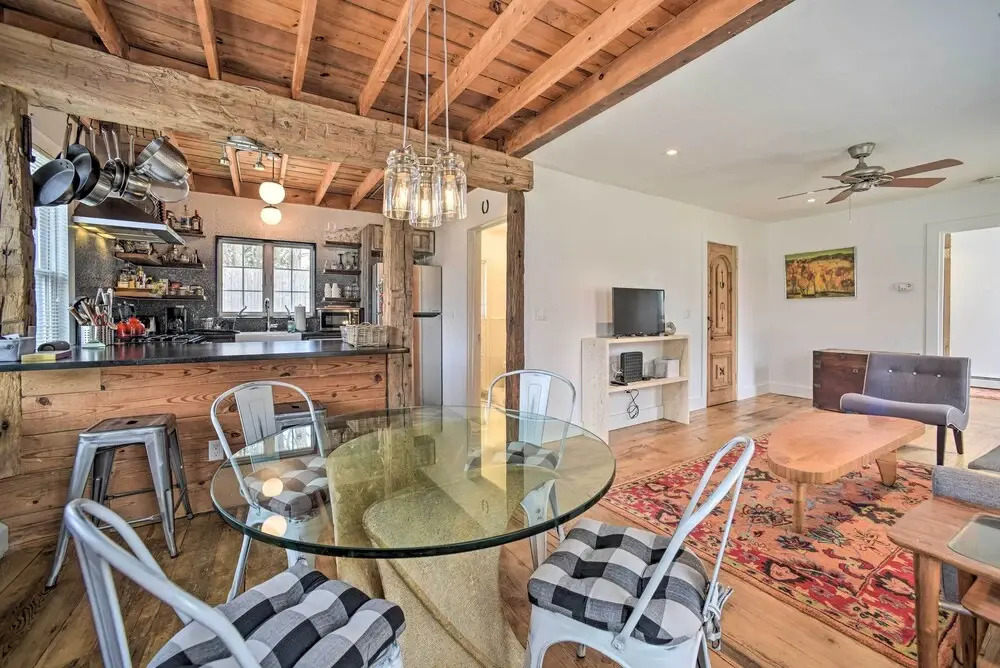 Charming Cottage w/ Yard - 2 Mi to Tinker St!