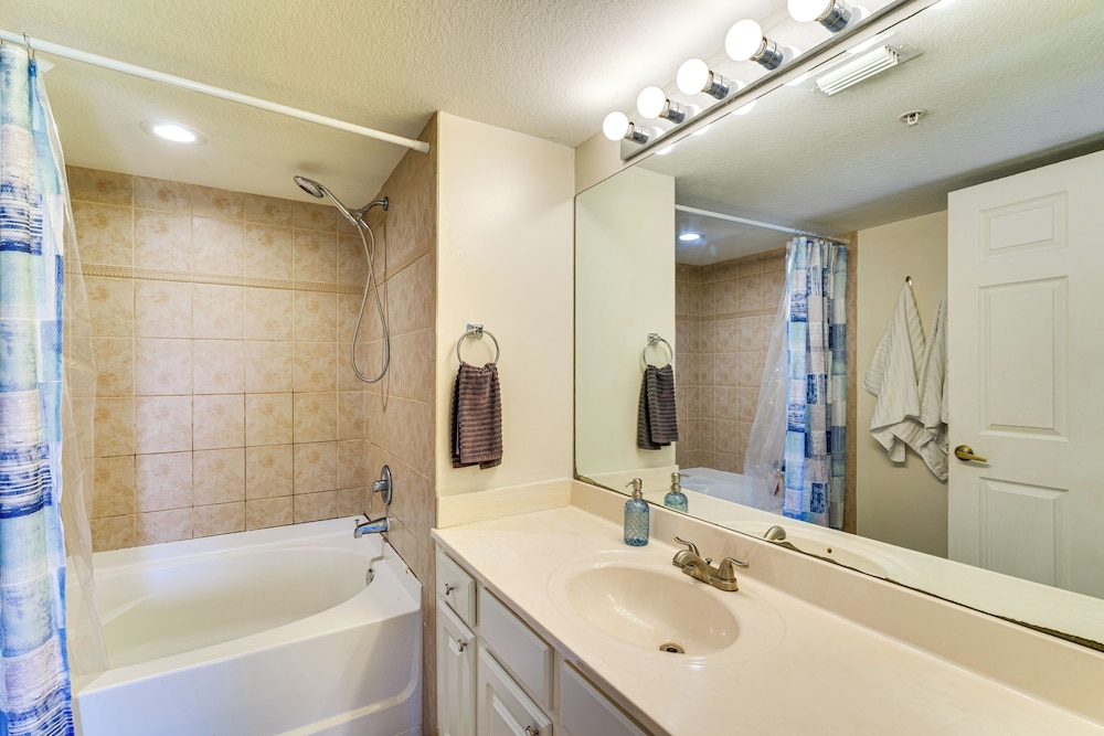 3 Mi to Dtwn Fort Myers: Condo w/ Pool Access