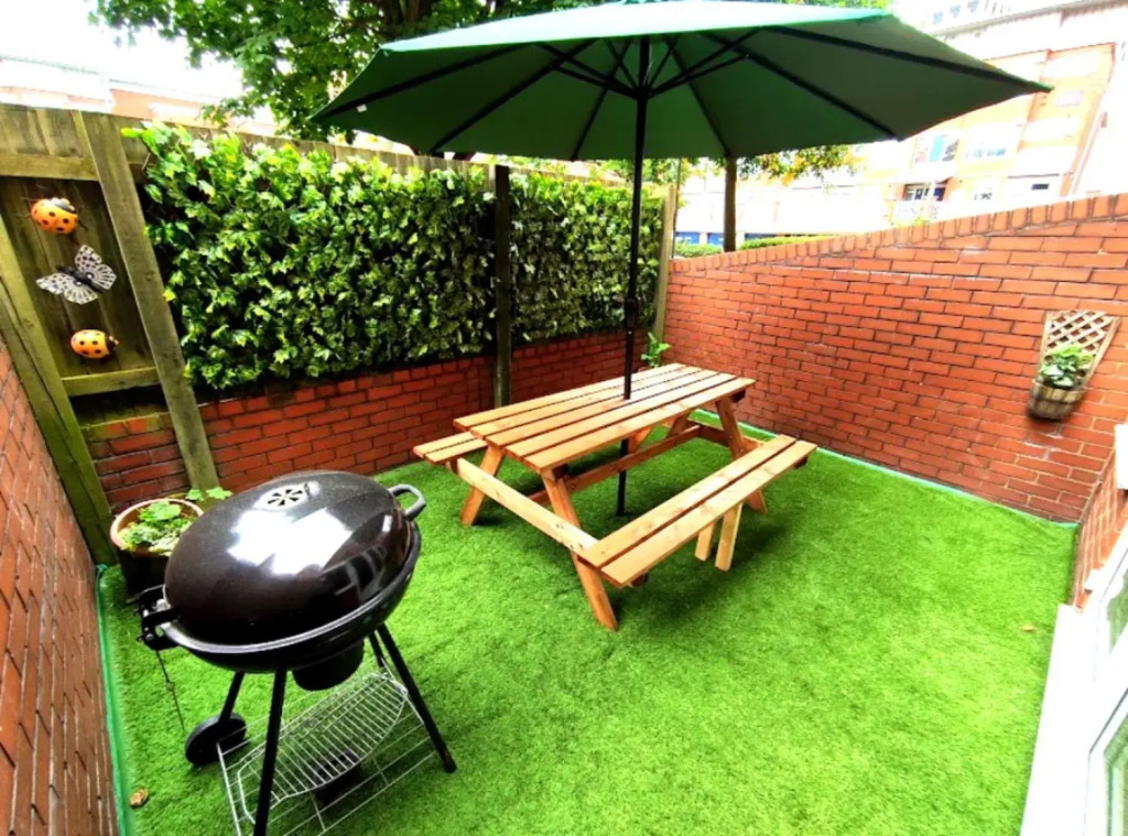 The Brum House - Private garden, 3 TVs with NETFLIX, BBQ, up to 8 guests